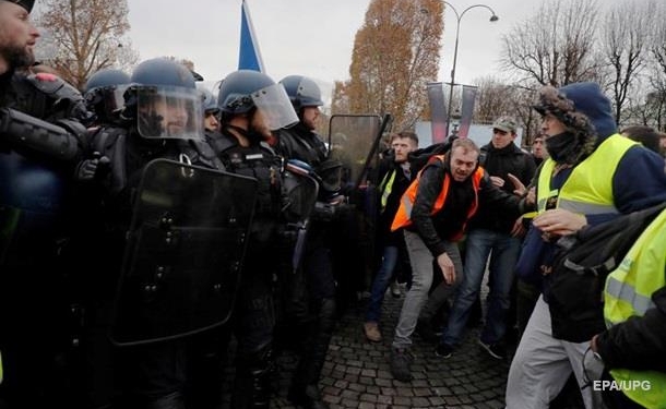 В Париже полиция применила слезоточивый газ и водометы к протестантам, который пытались прорваться в правительственный квартал