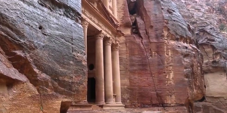 Наводнение в пустыне затопило одно из семи чудес мира