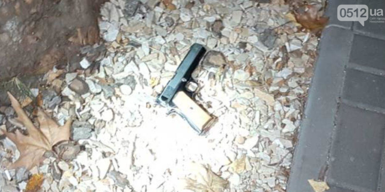 Николаевцы заметили на остановке мужчину с пистолетом. Увидев полицию, тот поспешил выбросить оружие