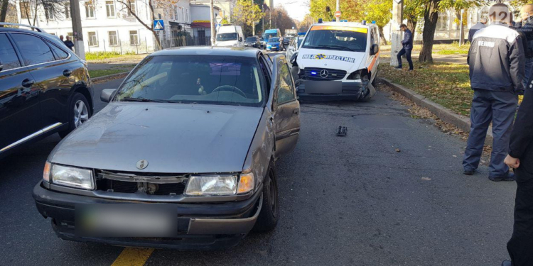 В центре Николаева «скорая», спешившая на вызов, врезалась в «Опель»