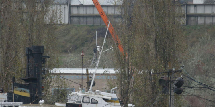 В Черноморске под охраной автоматчиков разгружают «сигаретную» баржу