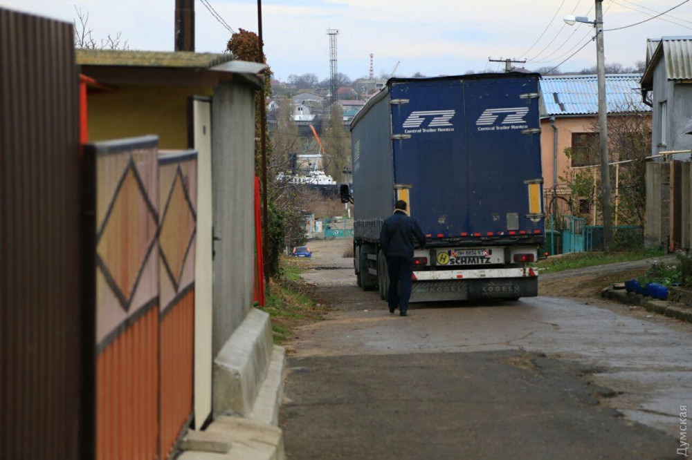 В Черноморске под охраной автоматчиков разгружают «сигаретную» баржу 1