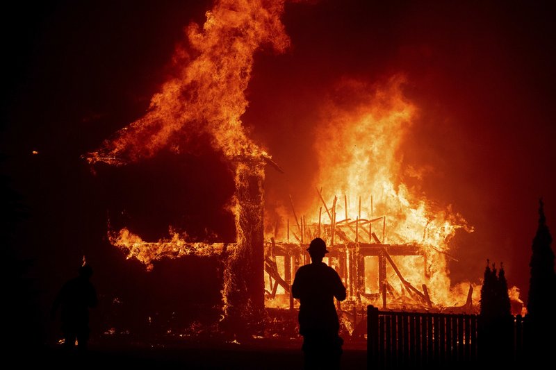 Масштабный лесной пожар уничтожил небольшой город в Канаде (ВИДЕО) 1