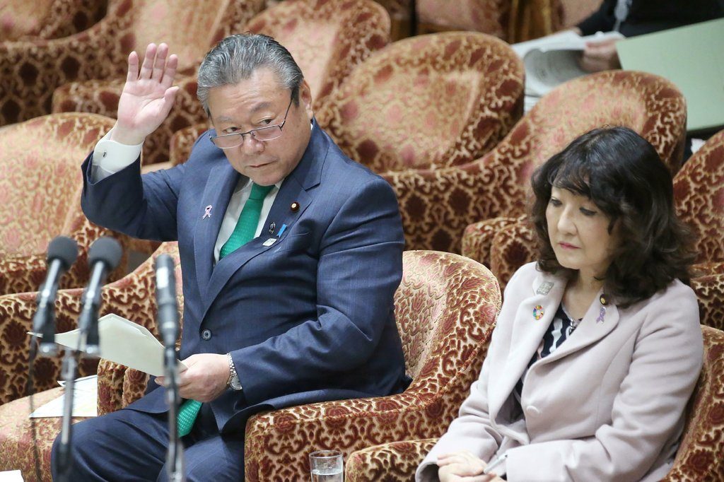 Министр кибербезопасности Японии не пользуется компьютером. И не знает, что такое USB 1