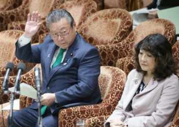 Министр кибербезопасности Японии не пользуется компьютером. И не знает, что такое USB