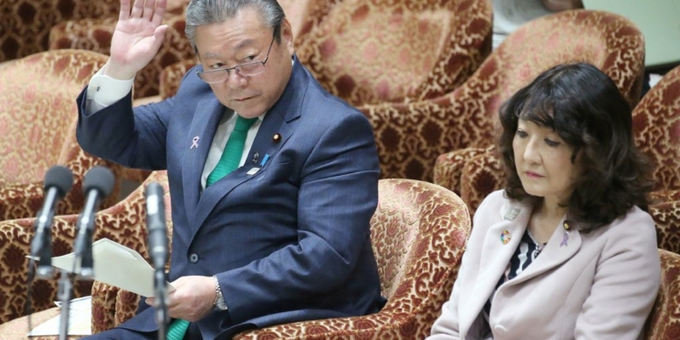 Министр кибербезопасности Японии не пользуется компьютером. И не знает, что такое USB