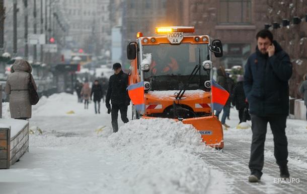 Снегопад в Николаеве. Коммунальщики чистят остановки общественного транспорта, трамваи и троллейбусы работают в обычном режиме 1