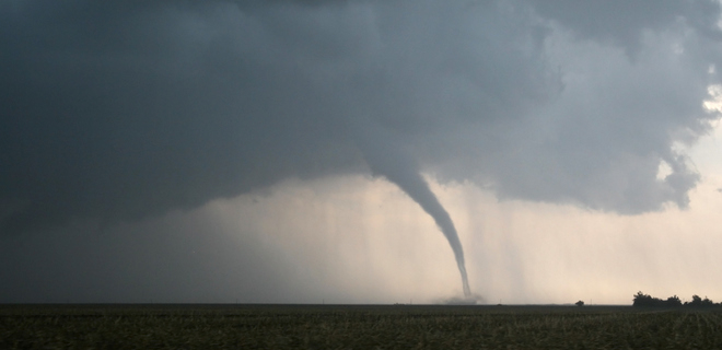 Опубликовано видео, как итальянский поезд попал в торнадо