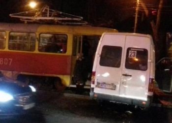 Отказали тормоза. В Запорожье трамвай протаранил маршрутку