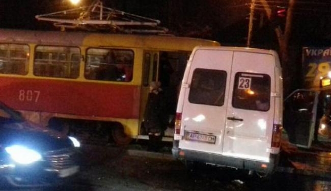 Отказали тормоза. В Запорожье трамвай протаранил маршрутку