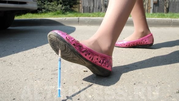 Что делать, если укололся использованным шприцем на улице?