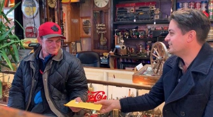 Канадский бездомный нашел на помойке редкий рисунок Disney