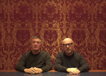 Дольче и Габбана извинились перед китайцами за оскорбившую тех рекламу. И сказали «простите» на китайском