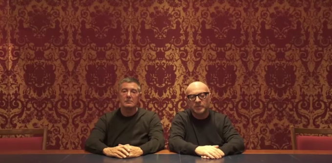 Дольче и Габбана извинились перед китайцами за оскорбившую тех рекламу. И сказали «простите» на китайском