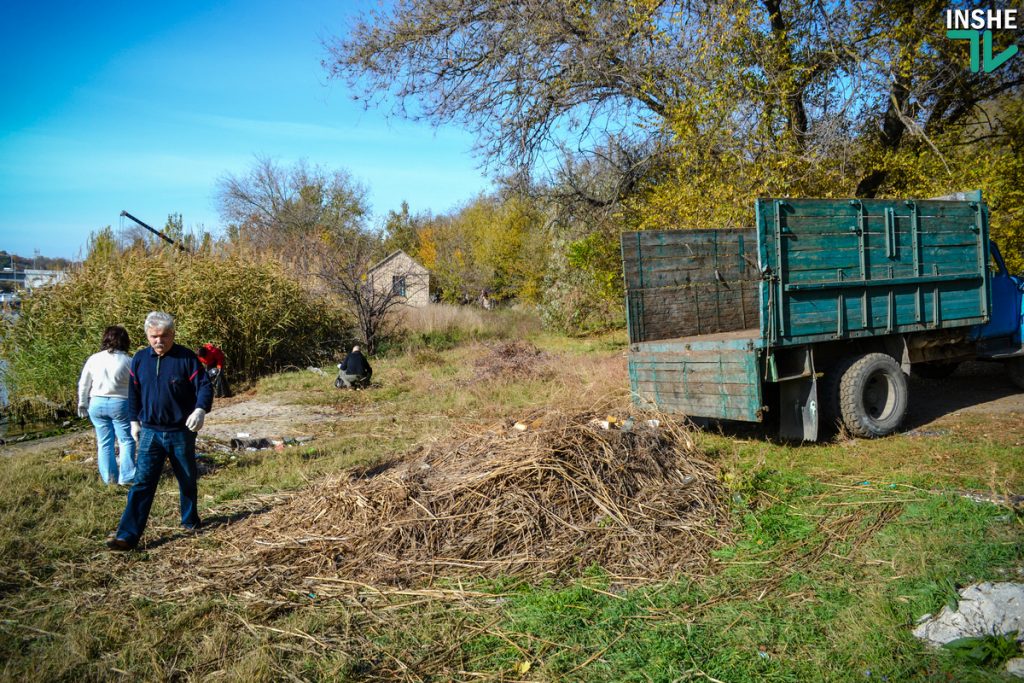 Новое знаковое место в Николаеве. На набережной возле пешеходного моста установили деревянный пирс и убрали территорию возле него 16