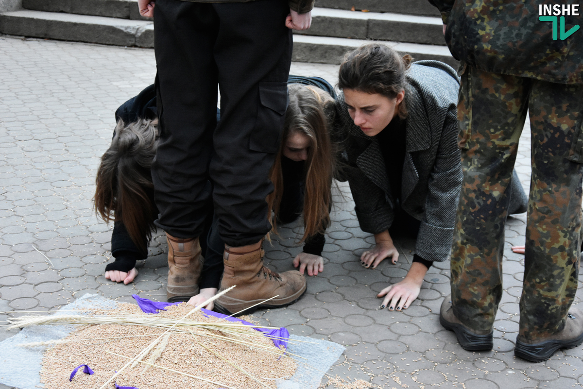 Ощутить на вкус и показать. Студенты УАЛ устроили в Николаеве перформанс об ужасах Голодомора