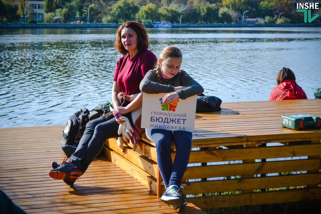 Новое знаковое место в Николаеве. На набережной возле пешеходного моста установили деревянный пирс и убрали территорию возле него 42