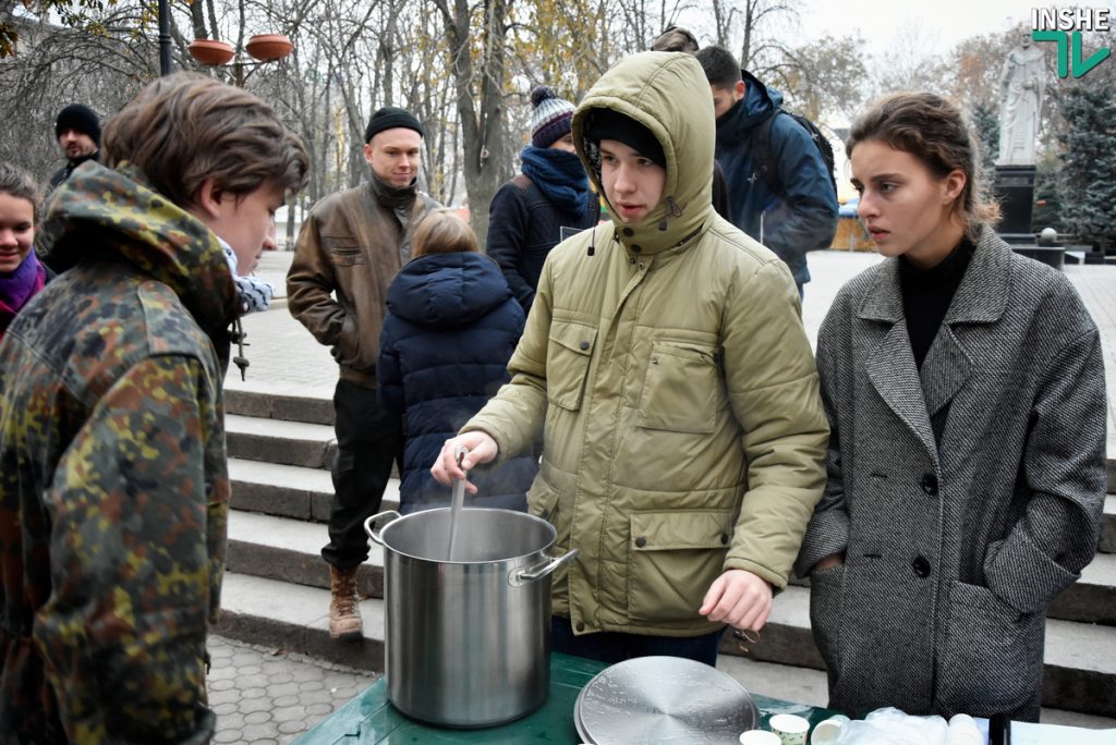 Ощутить на вкус и показать. Студенты УАЛ устроили в Николаеве перформанс об ужасах Голодомора 46