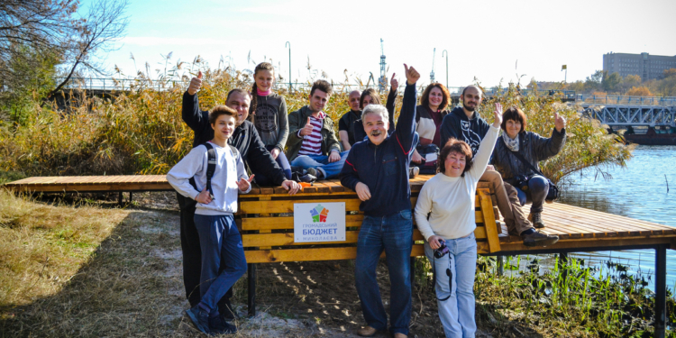 Новое знаковое место в Николаеве. На набережной возле пешеходного моста установили деревянный пирс и убрали территорию возле него