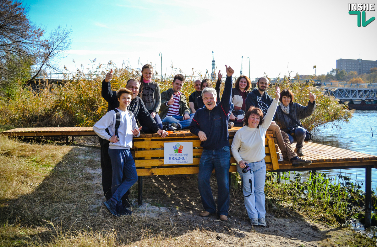 Новое знаковое место в Николаеве. На набережной возле пешеходного моста установили деревянный пирс и убрали территорию возле него