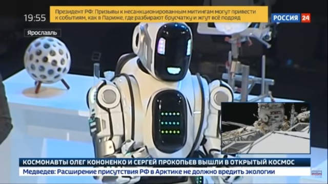 «Россия 24» рассказала о «самом современном роботе» на форуме Путина. Им оказался переодетый человек 11