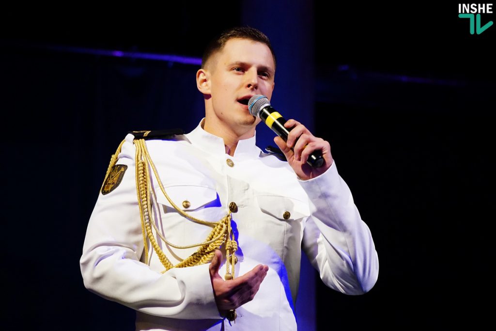Военные моряки и артисты николаевского театра поблагодарили защитников Украины театрализованным концертом «Армия с народом» 13
