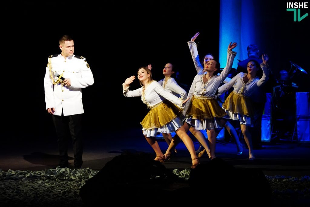 Военные моряки и артисты николаевского театра поблагодарили защитников Украины театрализованным концертом «Армия с народом» 15