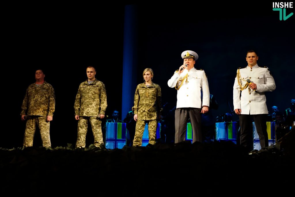 Военные моряки и артисты николаевского театра поблагодарили защитников Украины театрализованным концертом «Армия с народом» 23