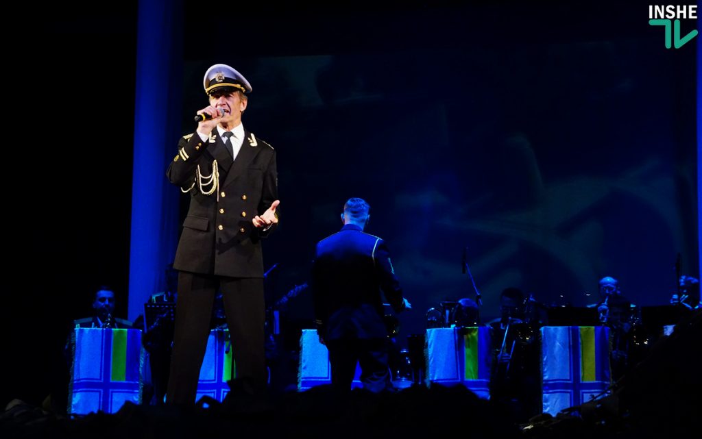 Военные моряки и артисты николаевского театра поблагодарили защитников Украины театрализованным концертом «Армия с народом» 25