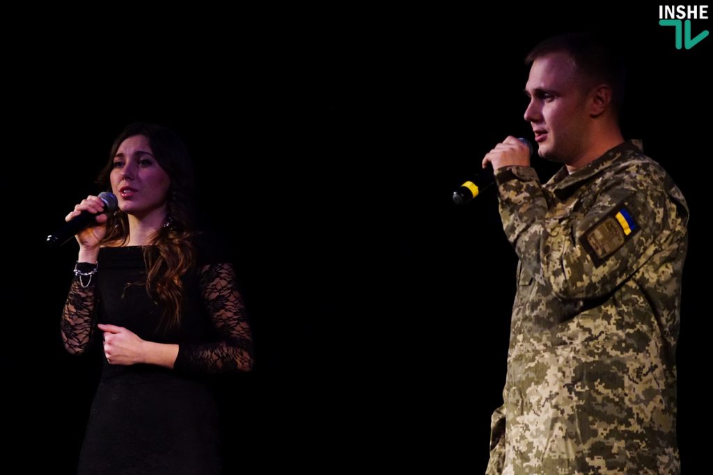 Военные моряки и артисты николаевского театра поблагодарили защитников Украины театрализованным концертом «Армия с народом» 39