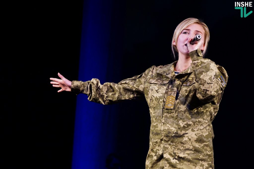 Военные моряки и артисты николаевского театра поблагодарили защитников Украины театрализованным концертом «Армия с народом» 43
