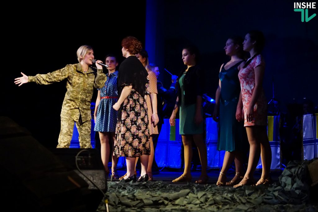 Военные моряки и артисты николаевского театра поблагодарили защитников Украины театрализованным концертом «Армия с народом» 45