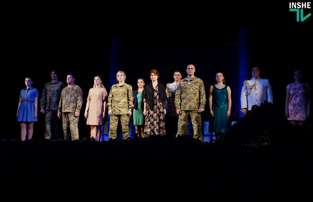 Военные моряки и артисты николаевского театра поблагодарили защитников Украины театрализованным концертом «Армия с народом» 51
