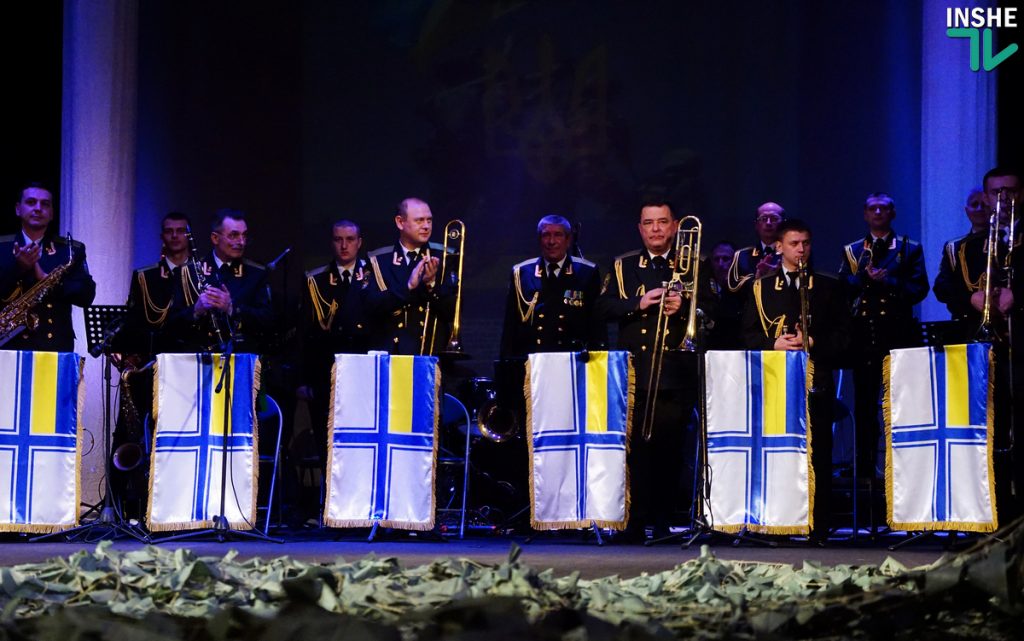 Военные моряки и артисты николаевского театра поблагодарили защитников Украины театрализованным концертом «Армия с народом» 65