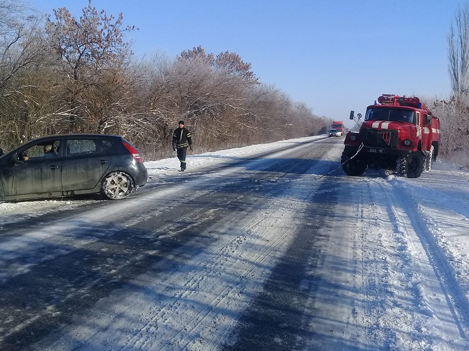 За сутки на Николаевщине спасатели выручили из снежных ловушек 9 автомобилей и 23 человека 1