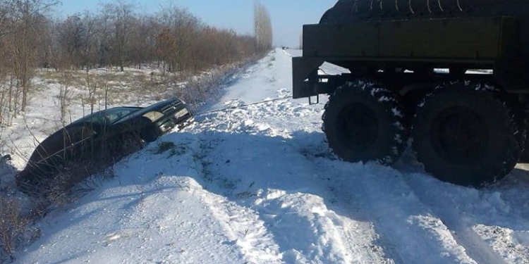 За сутки  на Николаевщине спасатели выручили из снежных ловушек 9 автомобилей и 23 человека