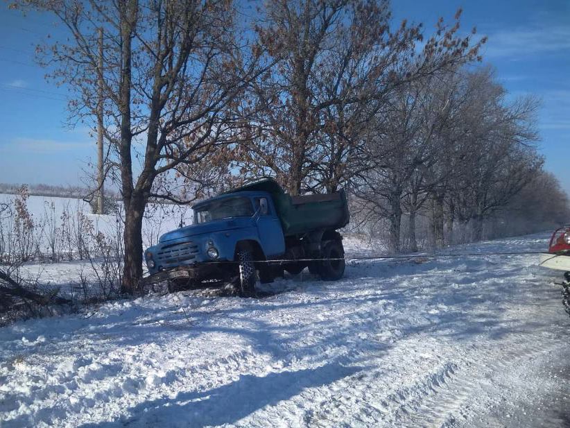 За сутки на Николаевщине спасатели выручили из снежных ловушек 9 автомобилей и 23 человека 5