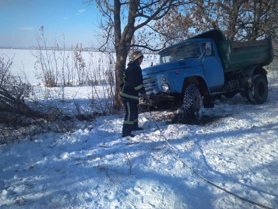 За сутки на Николаевщине спасатели выручили из снежных ловушек 9 автомобилей и 23 человека 7
