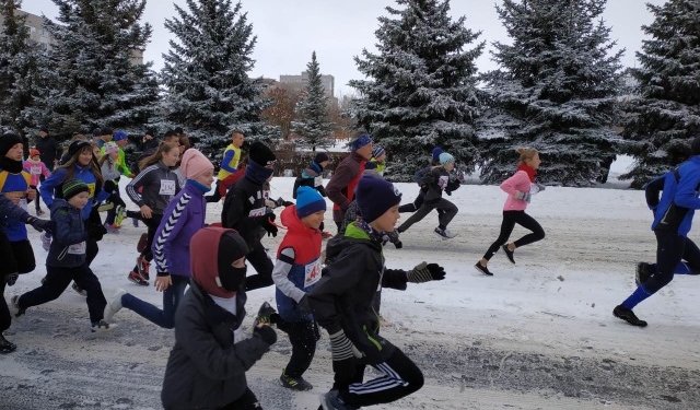 В Южноукраинске около 100 бегунов из 8 городов приняли участие в легкоатлетическом пробеге, посвященном Дню энергетика