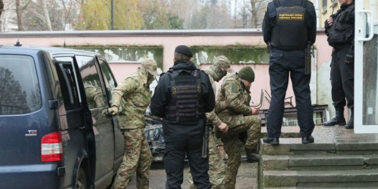 Россия официально уведомила, что захваченные в Керченском проливе украинские моряки – в Москве. И пообещала пустить к ним консула