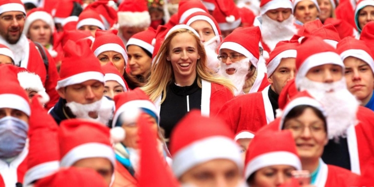 Свято наближається. В столице Венгрии Санта-Клаусы бросились в бега