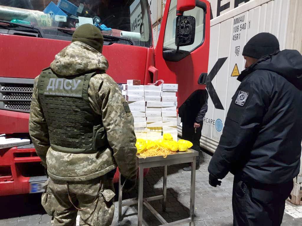 Гражданину Турции не дали вывезти из Украины 5,6 кг янтаря в изделиях 3