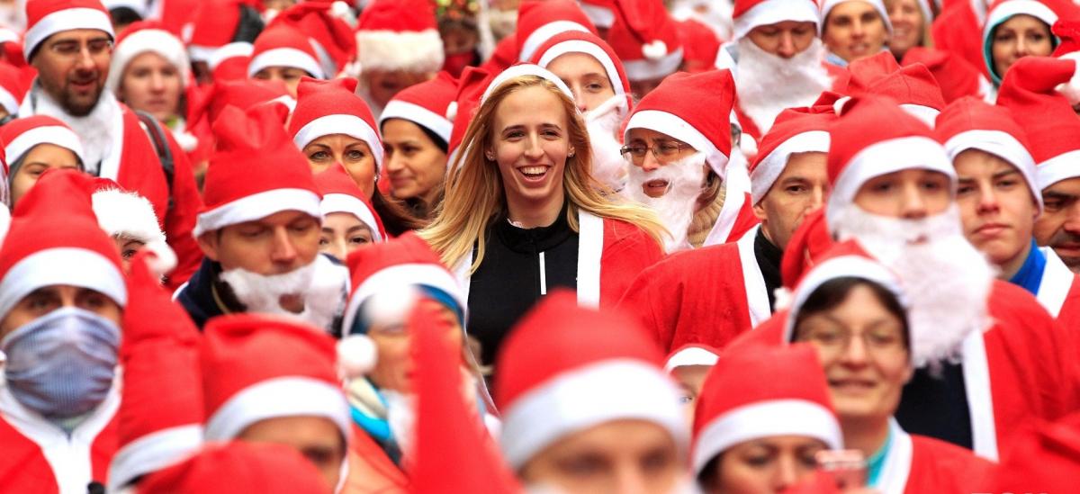 Свято наближається. В столице Венгрии Санта-Клаусы бросились в бега