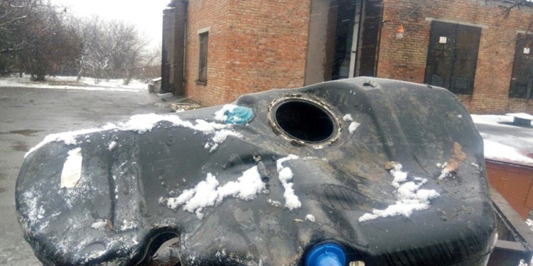 Течет канализация, говорите? В Николаеве на НСК «выловили» топливный бак грузовой машины