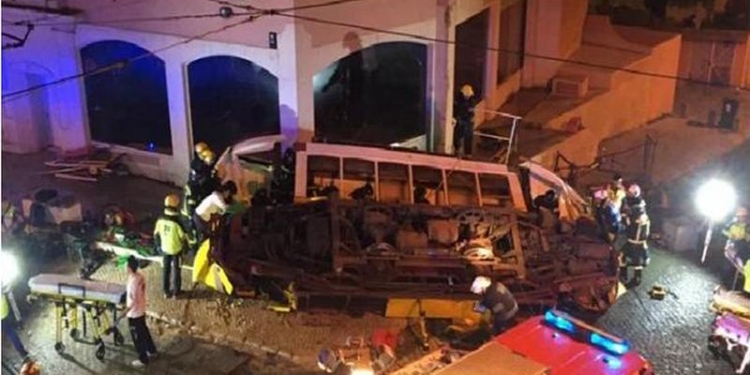 В столице Португалии Лиссабоне трамвай врезался в дом и перевернулся: почти 30 человек пострадали