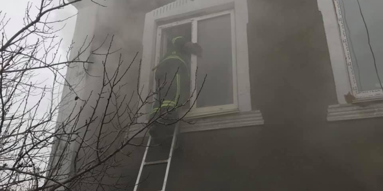 Спасатели Вознесенщины на пожаре спасли женщину-инвалида и ее сына