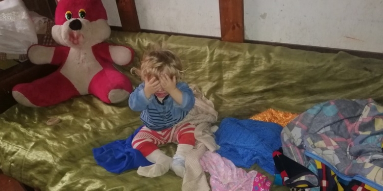 В Николаеве у горе-матери забрали троих маленьких дочерей. Годовалую малышку пришлось положить в больницу