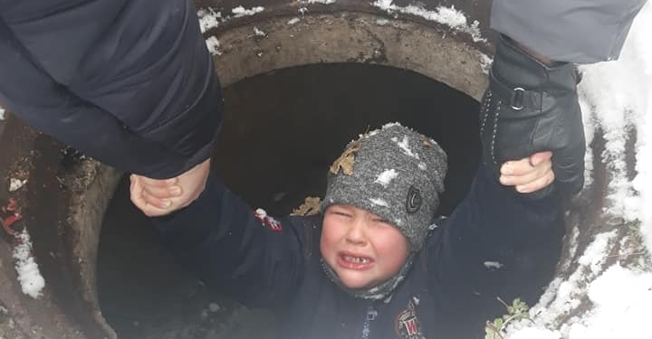 Люк в Николаеве, в который на выходных упал ребенок, – «Укртелекомовский»