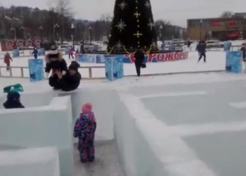 К трудностям надо быть готовым с детства: в российском городе построили ледяной лабиринт для детей без входа и выхода