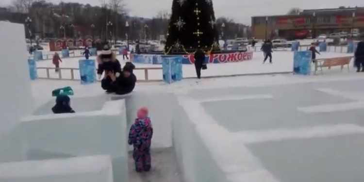 К трудностям надо быть готовым с детства: в российском городе построили ледяной лабиринт для детей без входа и выхода